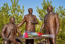 Церемония возложения цветов к памятнику деятелям Алаш состоялась в Астане