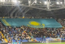 Болельщики Казахстана на матче с Уэльсом развернули флаг размером 1000 кв. м