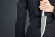 Россиянка с ножом забаррикадировалась в квартире и не впускала МЧС