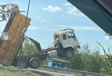 Самосвал зацепил арку кузовом и устроил затор в Актобе