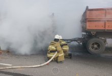 Грузовик с зерном загорелся на трассе в Акмолинской области