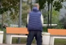 Двоих мужчин сняли за “делом” на улице в Павлодаре (ВИДЕО)