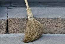 Казахстанца отправили подметать улицы за оскорбление матери