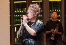 Сестра Баян Алагузовой исполнила "дикий танец" с молодым певцом (ВИДЕО)