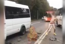 Водитель маршрутки устроил стриптиз после ДТП