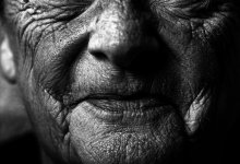 Сына и сноху подозревают в жестоком обращении с пенсионером в Туркестанской области