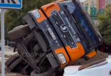 Грузовик провалился в яму на обновленной улице в Семее