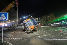 Самосвал провалился в яму в центре Семея