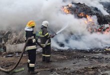 200 человек тушат пожар на мусорном полигоне в Алматинской области (ВИДЕО)