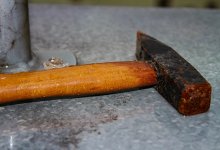 Мужчина избивал женщину молотком