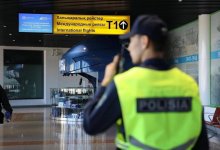 Пассажиров сняли с рейса Астана-Актобе и надели наручники