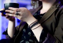 Девушка заставила официанта вытирать ее ноги в Алматы: она задержана