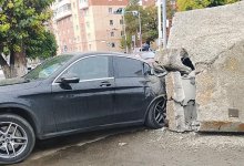 Бетонная плита упала на припаркованный Mercedes в Костанае