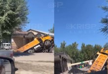 Грузовик провалился под землю в Алматинской области (ВИДЕО)