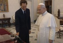 Папе Римскому подарили руль от Ferrari