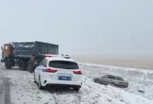Автомобили оказались в кювете на трассе в Костанайской области