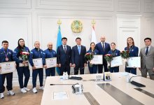 Алматинцы получили денежные премии от акима за победы на ЧМ по боксу и борьбе