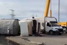 Фура опрокинулась набок в Мангистау (ВИДЕО)