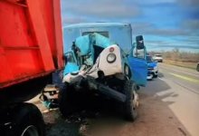 Грузовик протаранил стоящий КамАЗ на трассе Омск – Майкапчагай