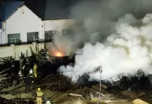 Ночной пожар под Актау уничтожил сотни квадратов древесных отходов