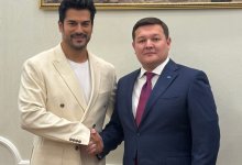 Фанаты Бурака Озчивит не выдержали и упали к его ногам в Актау (ВИДЕО)