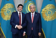 Профессор Стэнфорда подарил Токаеву свою книгу на казахском языке