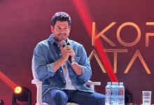 Обряд "тусау кесу" и разговоры о личном: Бурак Озчивит встретился с фанатами в Актау (ВИДЕО)