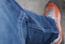 Мужчина показывал девушкам половой орган во дворе дома