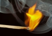 Поджигали и выдирали волосы: подростки избили девочку в день ее рождения в России