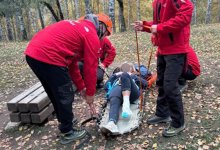 Женщину спустили с гор на носилках в Алматы