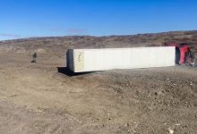 Грузовик опрокинулся на трассе в Абайской области: водитель скончался