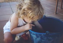 Годовалый ребенок захлебнулся в ведре с водой, пока родители спали