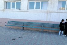 Железная скамейка у школы придавила первоклассницу в Актау