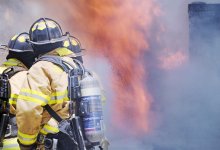 Пламя огня перекинулось с магазина на дом в Алматы