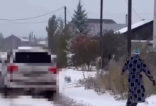 Павлодарец катался на сноуборде, уцепившись за внедорожник: полиция наказала обоих