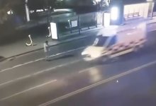 Астанчанин разбил лобовое стекло скорой помощи барсеткой (ВИДЕО)