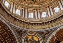 Мужчина справил нужду на алтарь Святого Петра в Ватикане