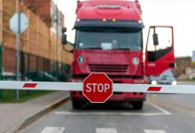 КамАЗ на трех колесах мчался по трассе в Акмолинской области (ВИДЕО)