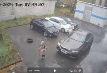 На женщину напали с ножом после того, как она проводила ребенка в школу (ВИДЕО)