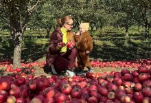 Внук Розы Рымбаевой побывал в яблоневом саду Алматы