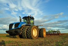 Астанчанин угнал трактор и бросил его в центре города