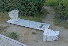 Повредившего бетонные лавочки и монумент вандала арестовали в Актау