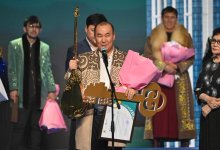 Победитель республиканского айтыса получил квартиру в Астане