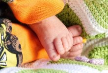 Коляску с ребенком нашли у мусорного контейнера в России