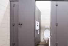 Извращенец спрятался в женском туалете и снимал девушек на видео