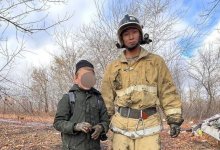 Мальчик застрял в грязи на берегу реки в Уральске (ВИДЕО)