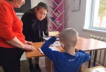 Квартира до потолка в мусоре: что известно о детях из Атырау