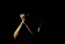 Сломали челюсть, выбили зубы: в Бишкеке избили чиновника