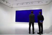 Четырехметровое синее полотно продали за 18,4 млн евро на аукционе Christie's