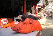 Муж попытался зарезать жену из-за скидки на мясо